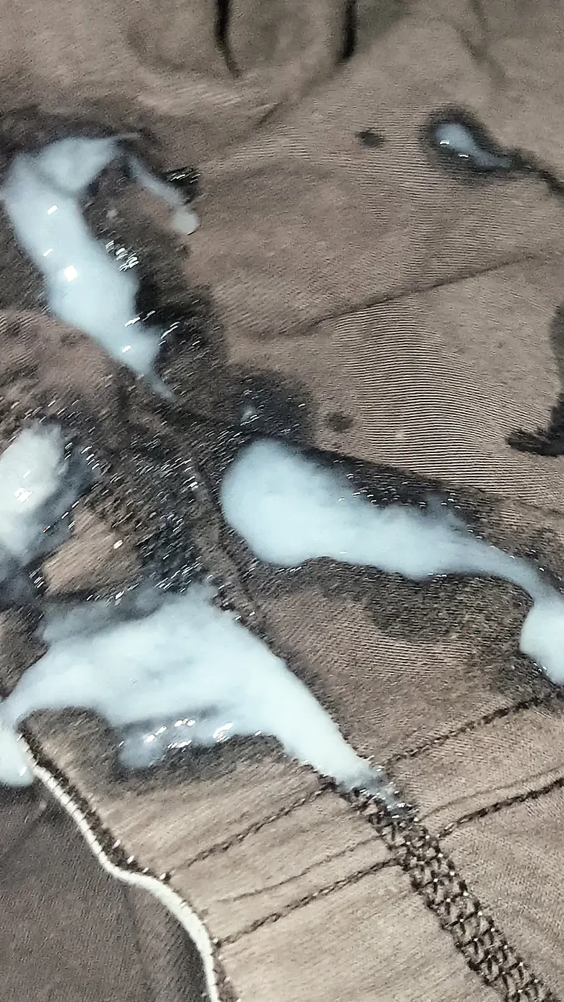 看到这个如此霍尼后，大鸡巴用德西油按摩与打手枪。