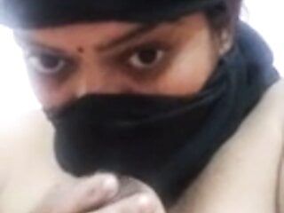 Tamil moster strippa naken och fingrar sig själv.