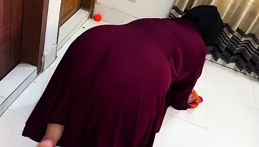Arap büyük götlü ve büyük memeli ateşli hizmetçi patronun yatağının altında sıkıştı ve şimdi patrondan göt sikişi istiyor