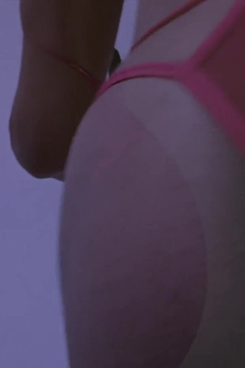 บําเรอตูดด้วยเชื้อเพลิงในกางเกงในสีแดงและถุงมือไหม