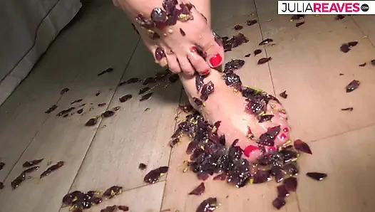 Fetish kaki, dia menumbuk anggur dan bermain dengan payudara besarmu