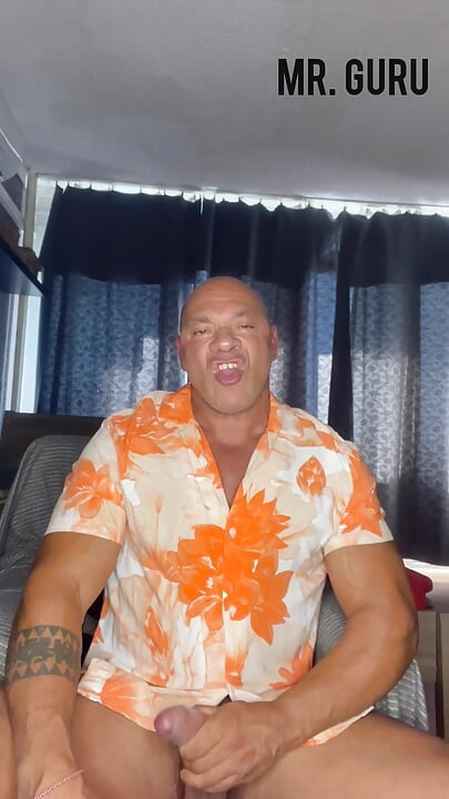 Mrguru sexy culturista paja en casa