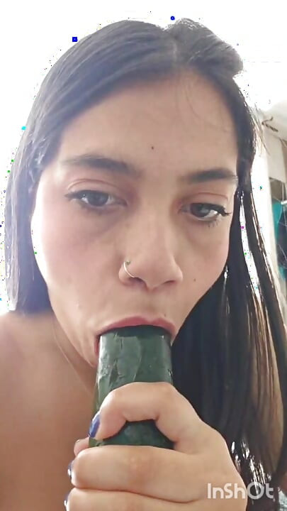 Brincando com um delicioso pepino