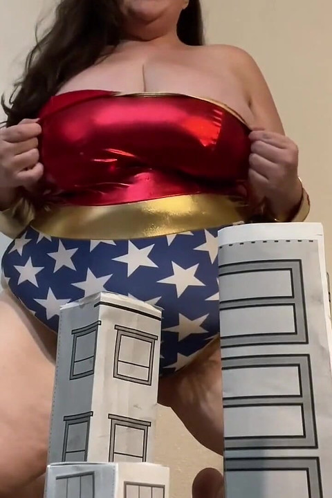 Giant Wonder Woman หลงทางในเมืองของคุณ