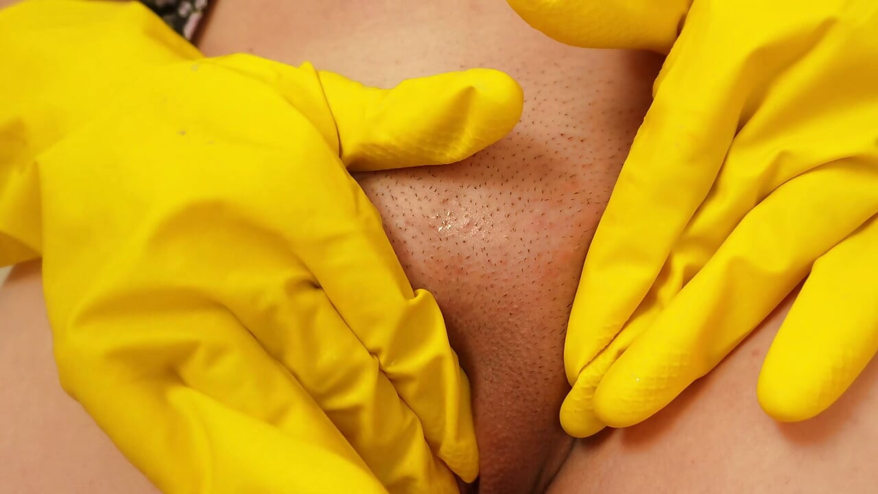 Adik tiri India melancap dalam sarung tangan cuci pinggan kuning dan menunjuk-nunjukkan skirt seksi dan pantat besarnya semasa bermain dengan pepeknya