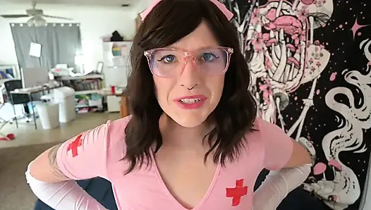 Aptal üvey anne oğullarının arkadaşlarını eğlendiriyor