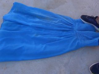 Pișare pe rochie albastră