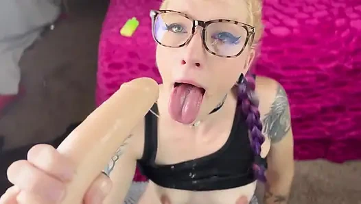 Üzgün e-kız gırtlağına kadar sakso sürtük