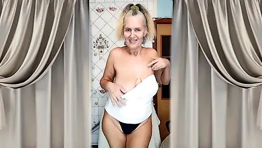 Lukerya Si Ibu Rumah Tangga Hot Melucuti Celana Dalam Hitam Dan Kaos Putihnya Di Dapur Sambil Menggoda Penggemarnya.