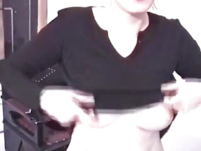 Awek panas dibelai tetek selepas pantat disebat semasa terikat