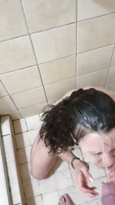 Kleine hoer die haar haar, gezicht en lichaam wast met mijn pis | Clip 1