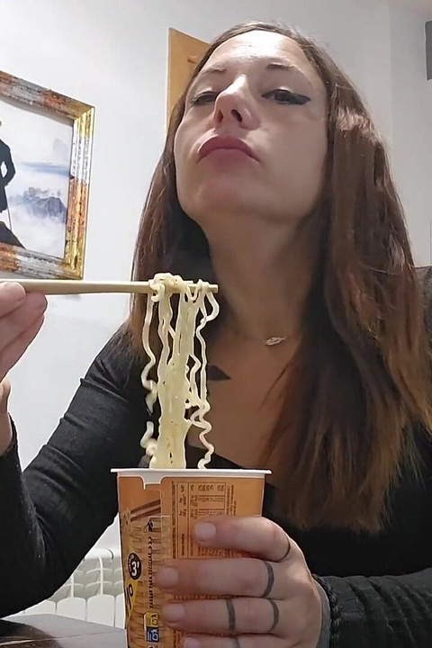 Ramen doživljava jedenje hrane
