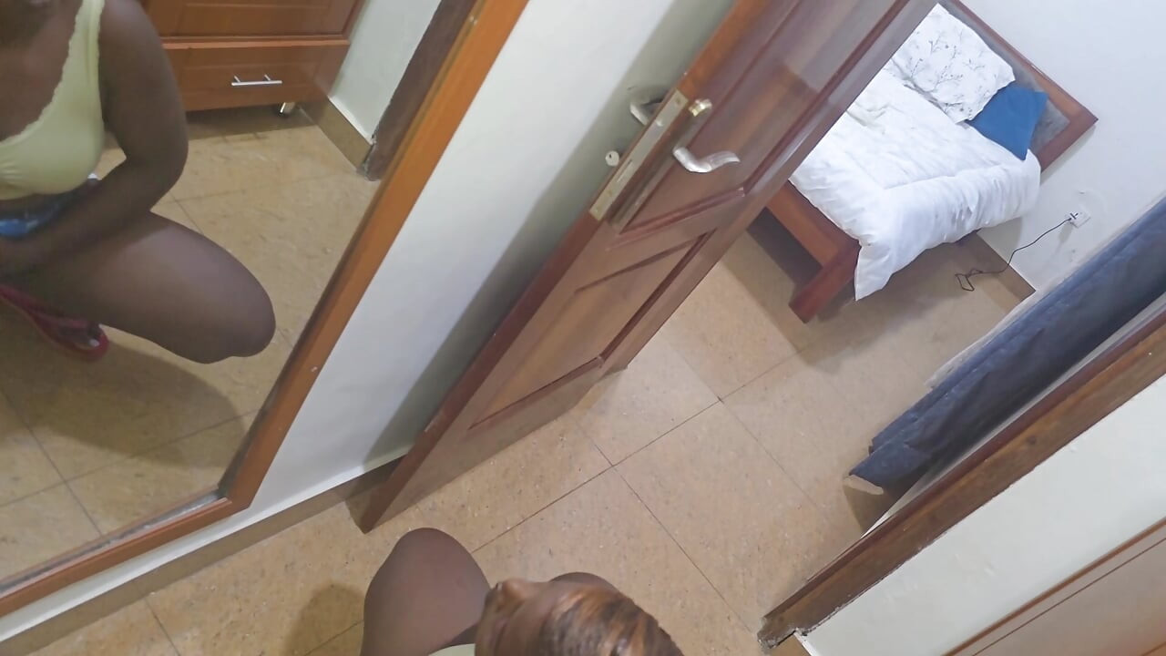 EMPREGADA DOMÉSTICA ESGUICHANDO NA CASA DE SEU CHEFE