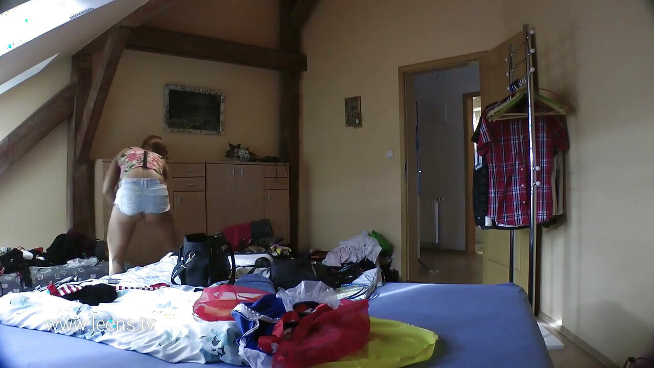 Vijf meisjes met hun vriend thuis worden speels