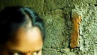 Индийская деревенская тетушка раздевается