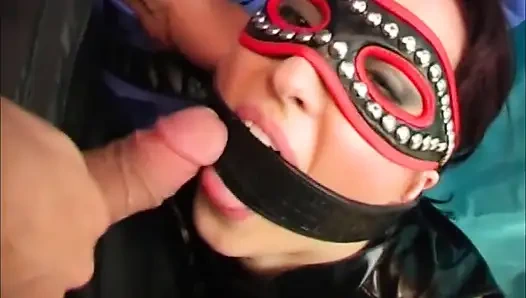 Heiße brünette mit dicken möpsen nimmt einen schönen schwanz