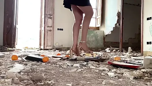 Давили под каблуками