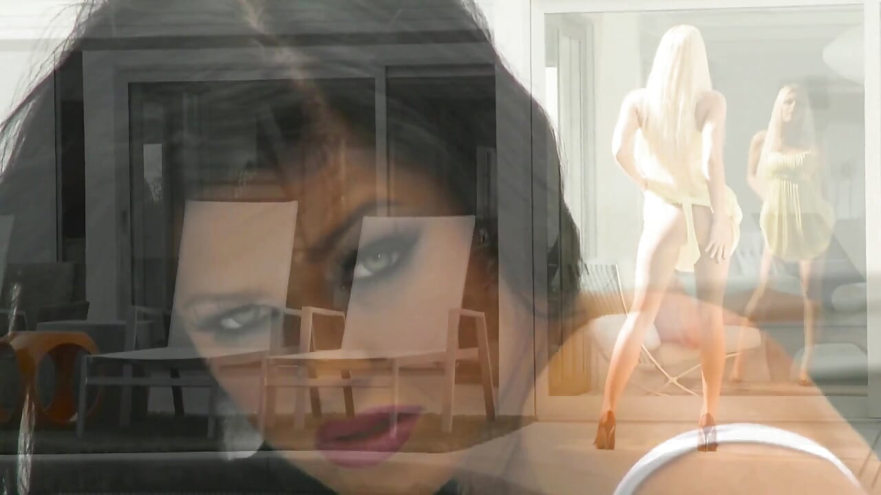 فتاة شقراء تنفث مهبلها عند المسبح