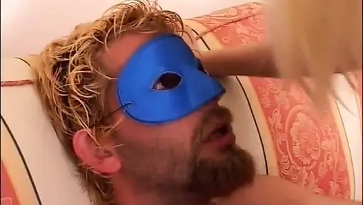 Wunderbare amateur-maskierte MILF-ehefrau gefickt und von dem großen schwanz des ehemanns in den mund gespritzt