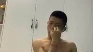 Băiat asiatic se masturbează, explozie de spermă.