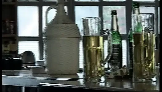 Tante girang jerman rambut merah ngentot kontol besar di bar