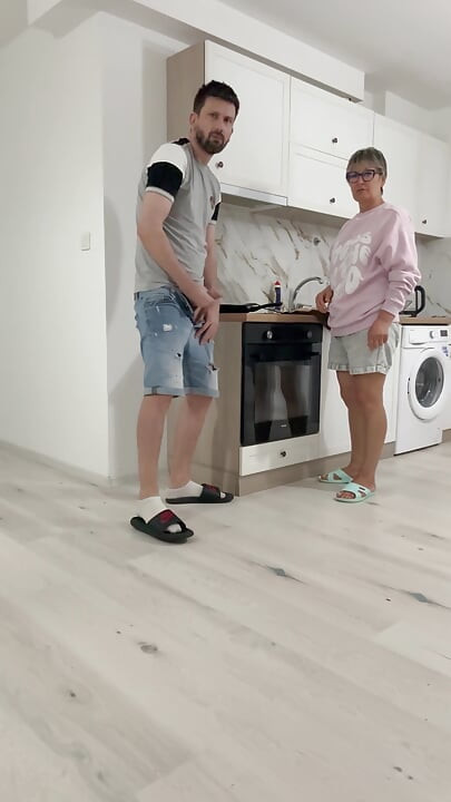 Anal GILF Cocina Omelette!!