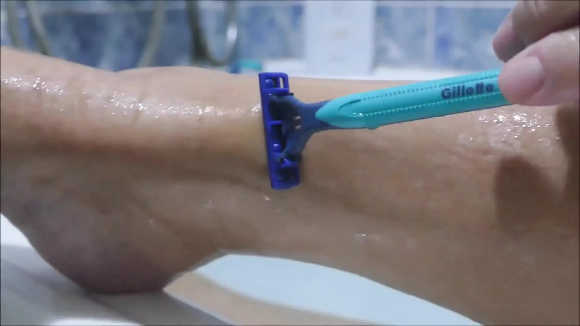生脚を剃り、お風呂で裸でオナニー