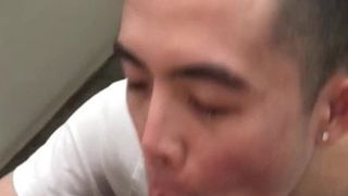 Pieprzony gej azjatycki młodzieniec w publicznej toalecie na oklep