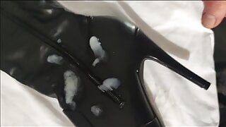 Éjaculation sur des bottes noires (première tentative)
