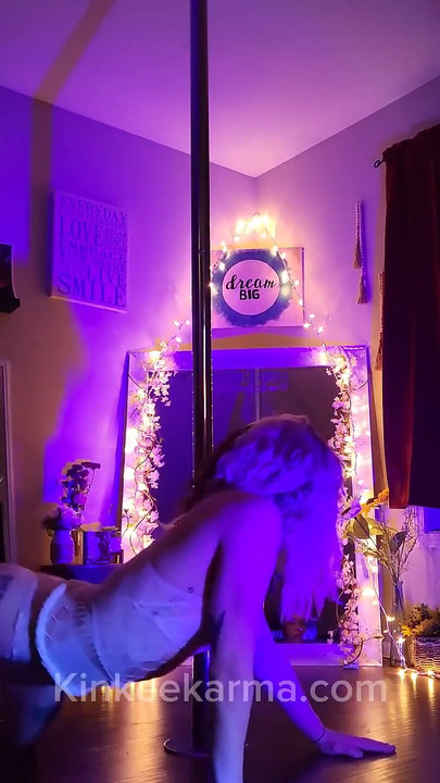 이게 섹시한 무대 세트였어!! 나는 당신을 위해 더 많은 쇼에 넣어 기다릴 수 없어!