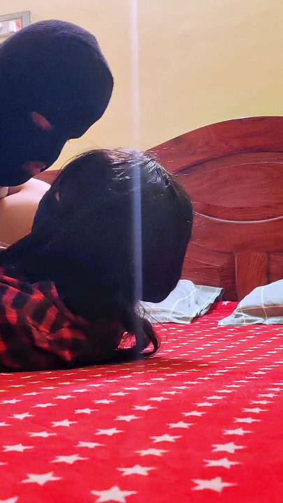 Zapanjujući trenutak iz filma "Hot House Maid Fucked By Masked Man Who Was Hiding In The House."