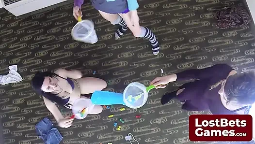 The Strip Elefino melucuti pakaian dalam si pecundang terlebih dahulu