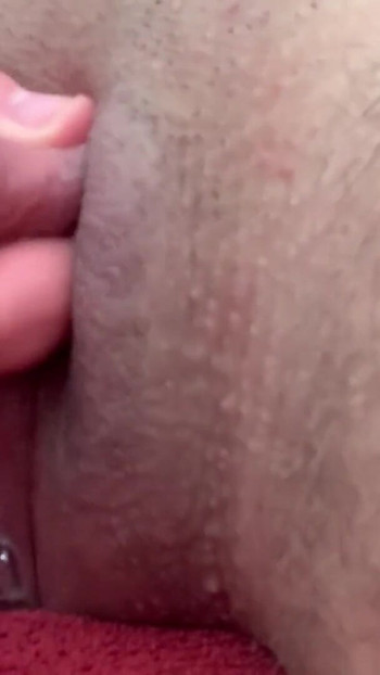 「私の小さな硬いチンポで朝のオナニー」からのスリル満点の瞬間