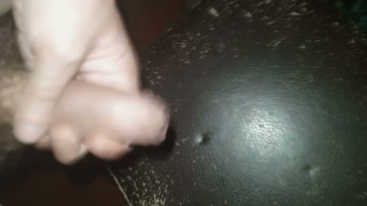 Je branle ma bite et j’éjacule