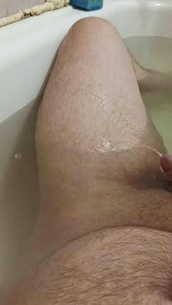 Een kleine pis van mijn kleine lul in badkuip
