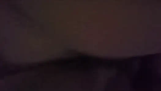 Şişman ve kıllı amcığı olan tombul bir kızla ev yapımı amatör seks