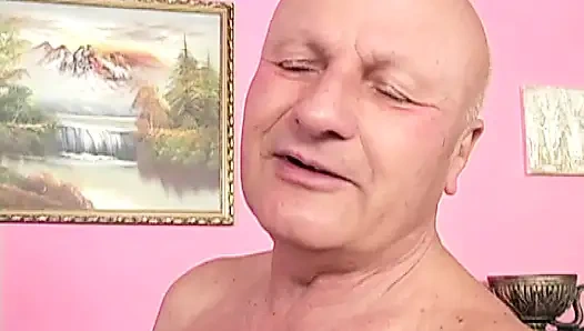 Heißes mädchen mit gefärbten haaren genießt eine fickmaschine in einem perversen dreier