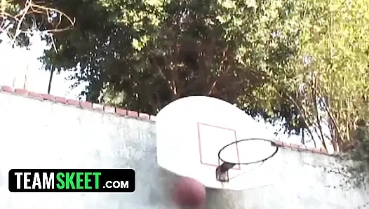 Bakış açısı hayatı - ateşli genç London Keyes hoops'ta kazandığı için ödül olarak ıslak amını siktiriyor