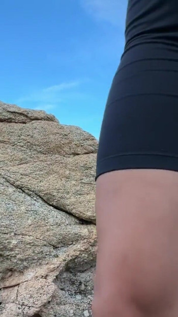 Une pipe entre les rochers alimentée par l’adrénaline risque de se faire prendre un facial | Clip 1