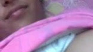 Делийская сексуальная подруга Прия показывает сиськи и киску