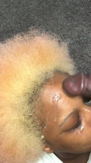 Nezaboravan trenutak iz "Bubble Gum Blowjob Facial - Pušenje po licu"