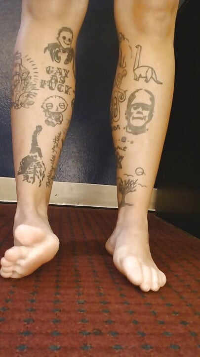 腳紋身，腳趾扭動，赤腳