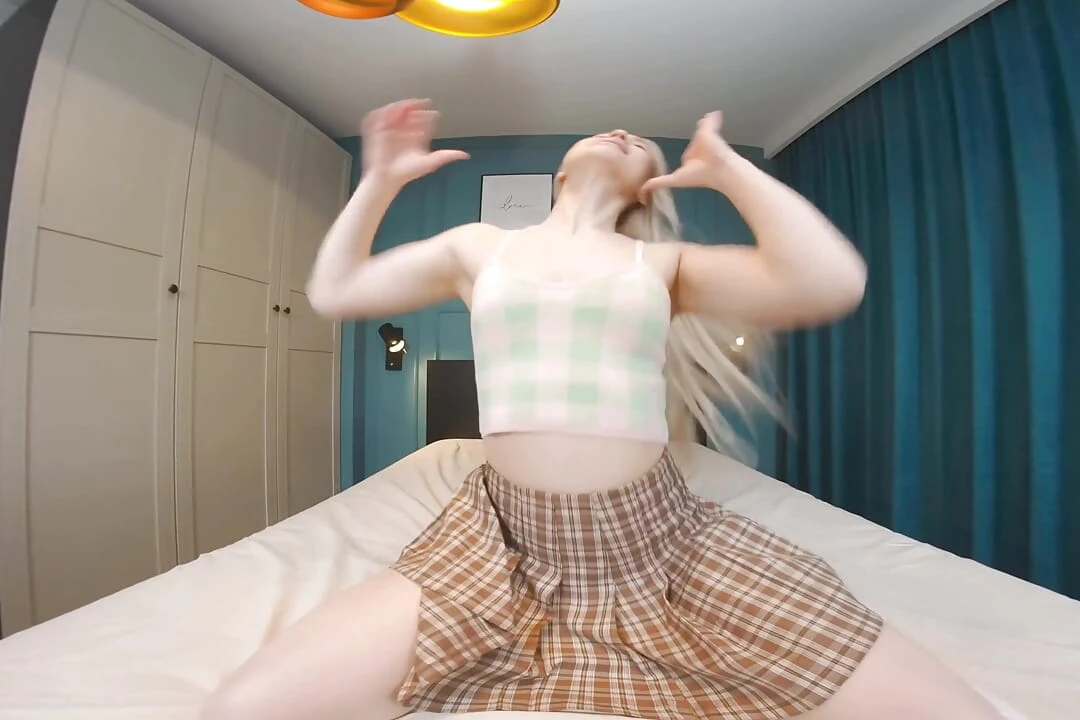 华丽的 Nubile Blondie，Nikki Hill，为在线粉丝操自己