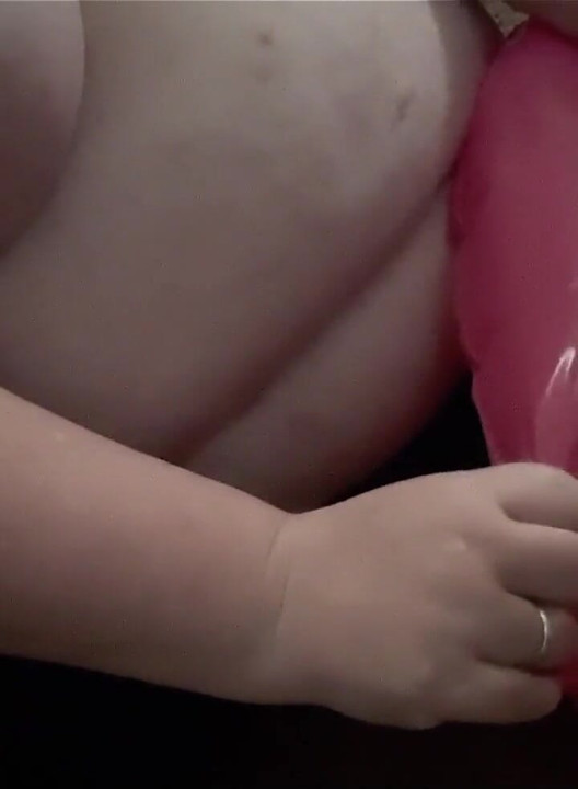 stor vacker kvinna med uppblåsbar pool