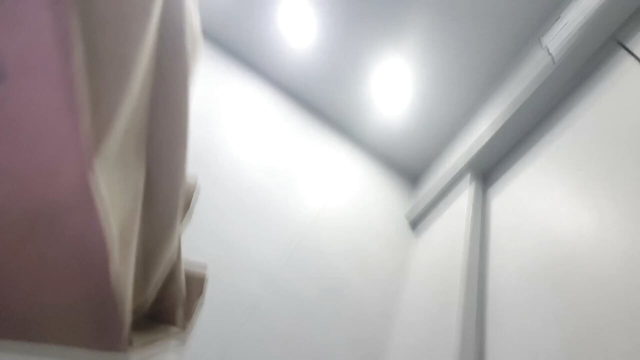 Tamil在电梯里露出鸡巴