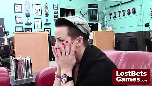 Sie stand an ihrem geburtstag nervös vor dem tattoosalon