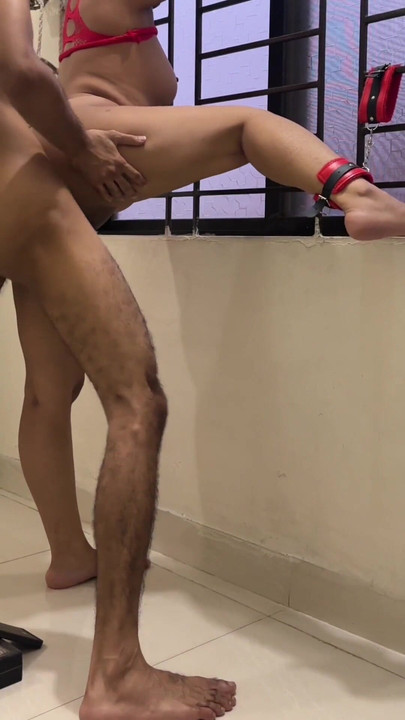 Moment puissant de « Double pénétration avec un gode dans le cul et une bite dans la chatte vice versa - éjacule au fond de son cul et fait »