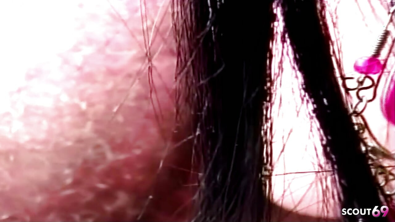 Pantat bahenol cewek semok latino ini dientot habis-habisan sama waria kurus di luar ruangan