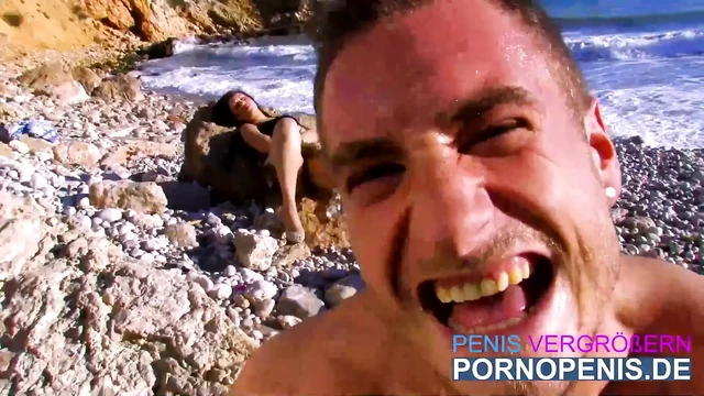 Sexy freches Babe wird am Strand gehammert