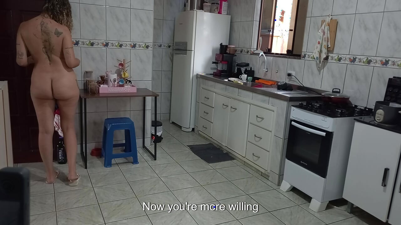 Uma empregada concorda em trabalhar nua por dinheiro extra.